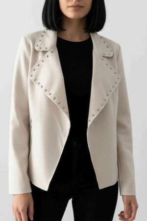 Chaqueta con tachuelas